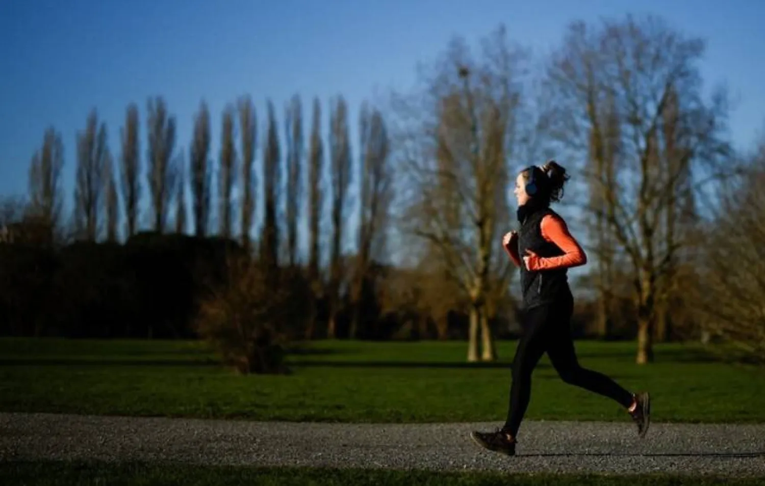 يوصي الخبراء باتباع نظام غذائي غنيّ بالألياف والسعي إلى ممارسة 150 دقيقة على الأقل من التمارين الرياضية (أرشيفية - رويترز)
