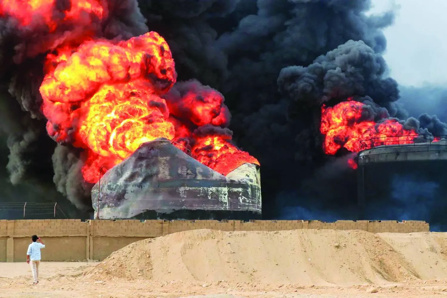 حريق ضخم بميناء الحديدة على أثر ضربات إسرائيلية استهدفت خزانات الوقود (أرشيفية-أ.ف.ب)