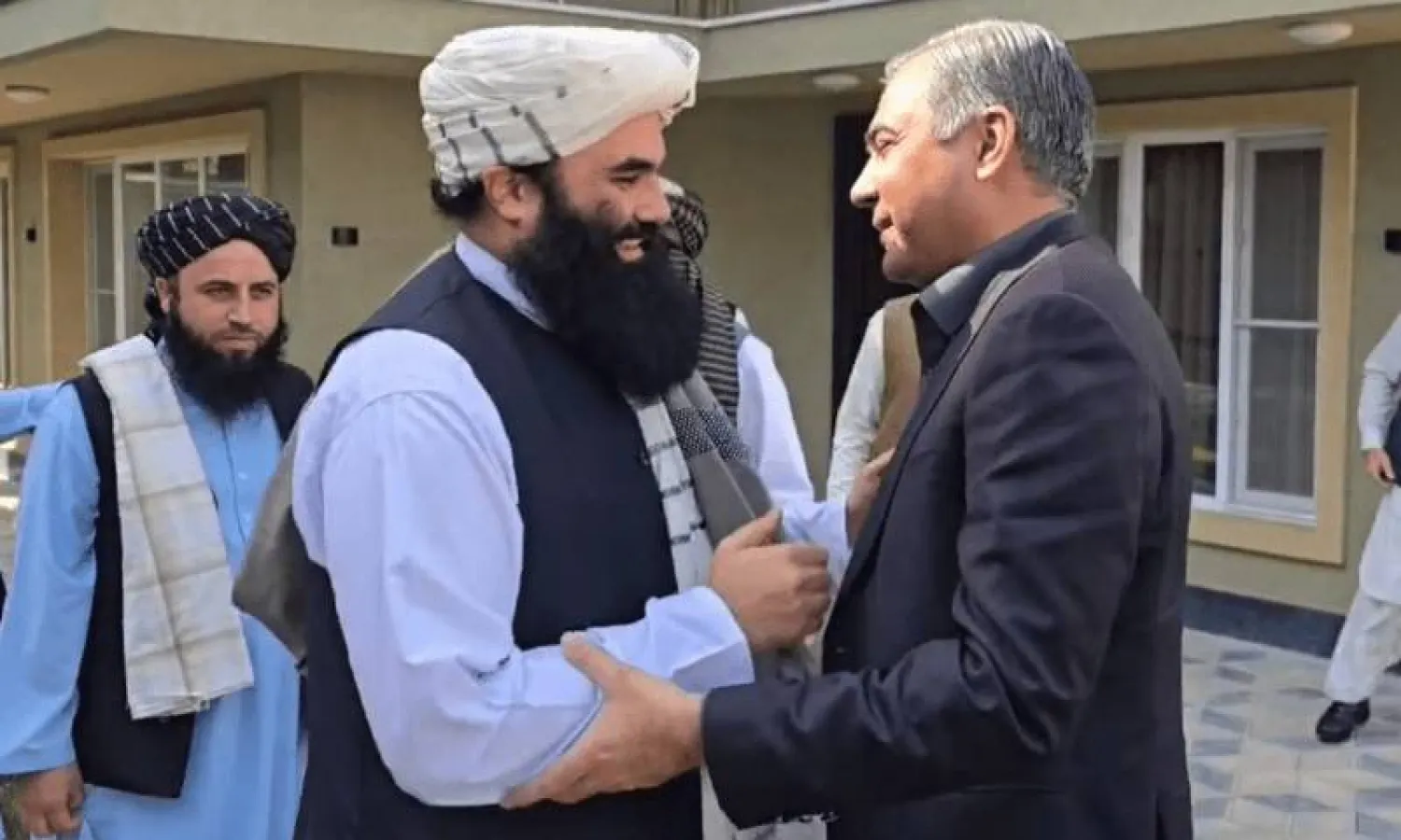 الملا سراج الدين حقاني (يسار) وزير داخلية حركة «طالبان» يستقبل نظيره الباكستاني محسن نقفي في العاصمة كابل الأحد (وزارة الداخلية الباكستانية)