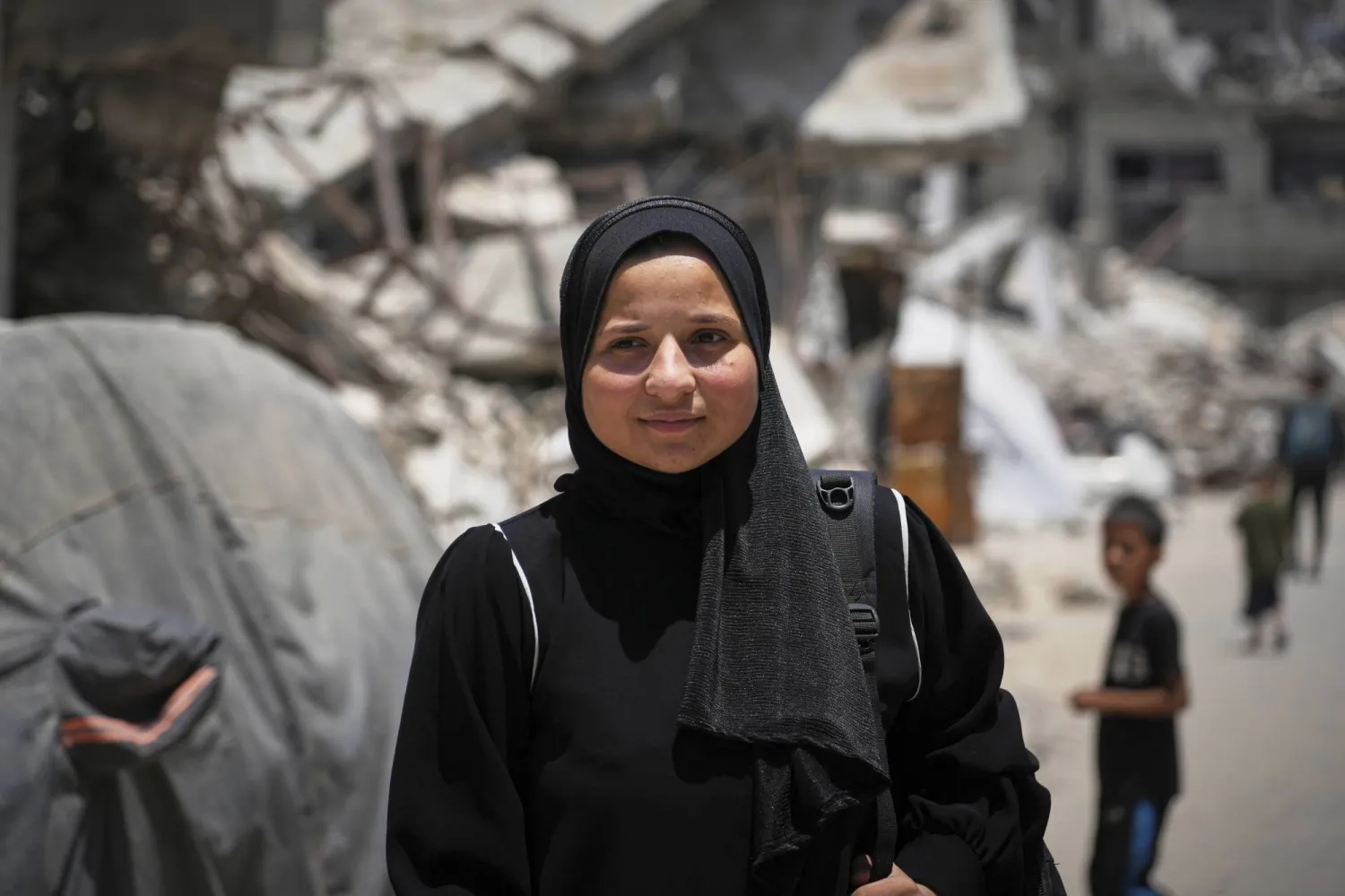 سارة قنان في خان يونس بقطاع غزة (أ.ب)