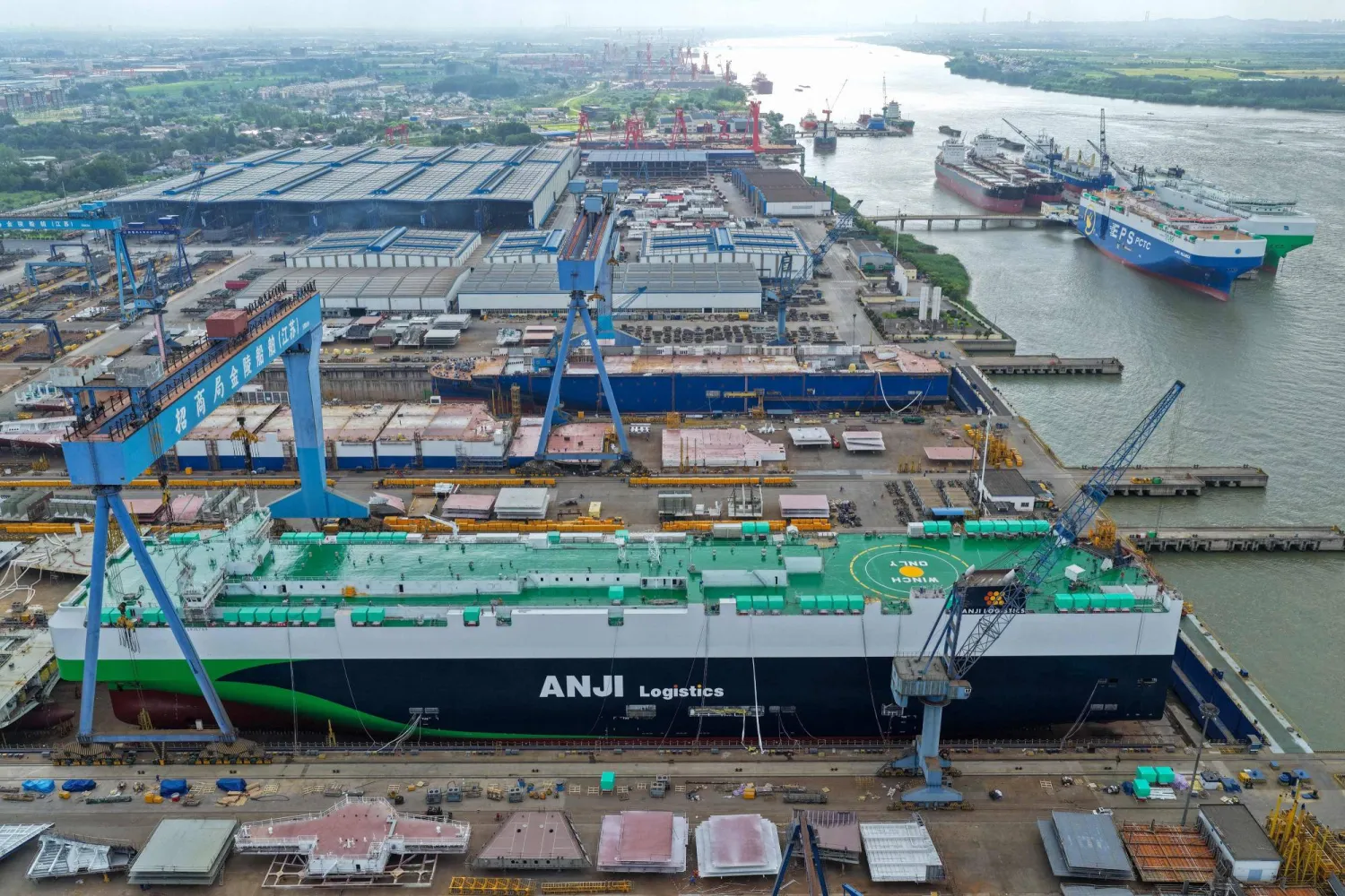 ساحة بناء السفن في ميناء جينلينغ الصناعي بمدينة يزينغ شرق الصين (أ.ف.ب) 