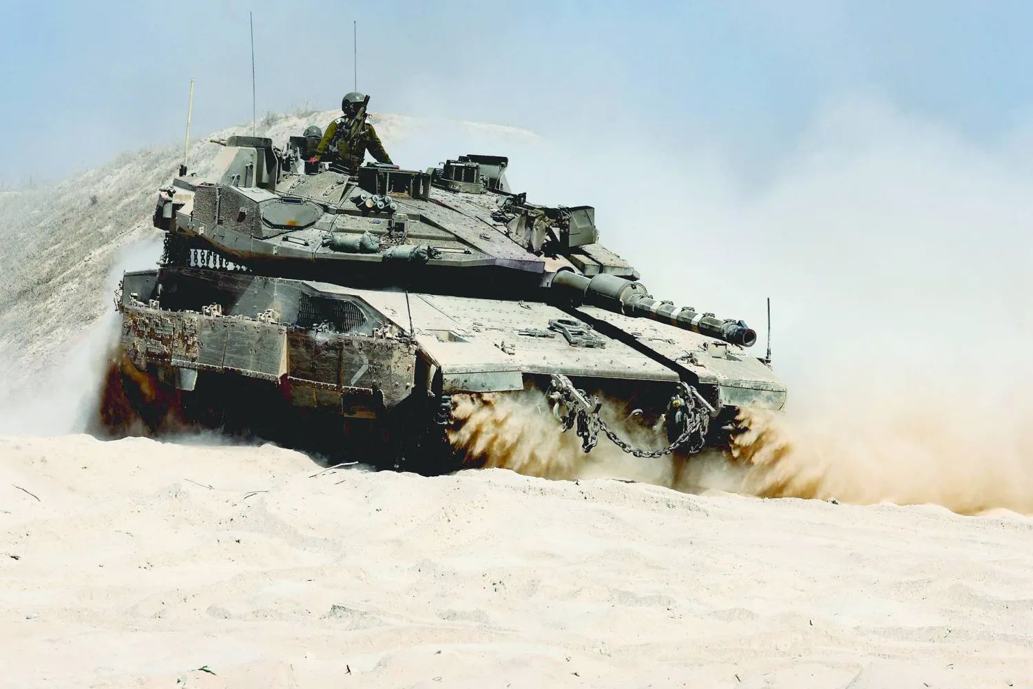 دبابة إسرائيلية تتحرك قرب الحدود مع غزة في 8 يوليو 2025 (أ.ف.ب)