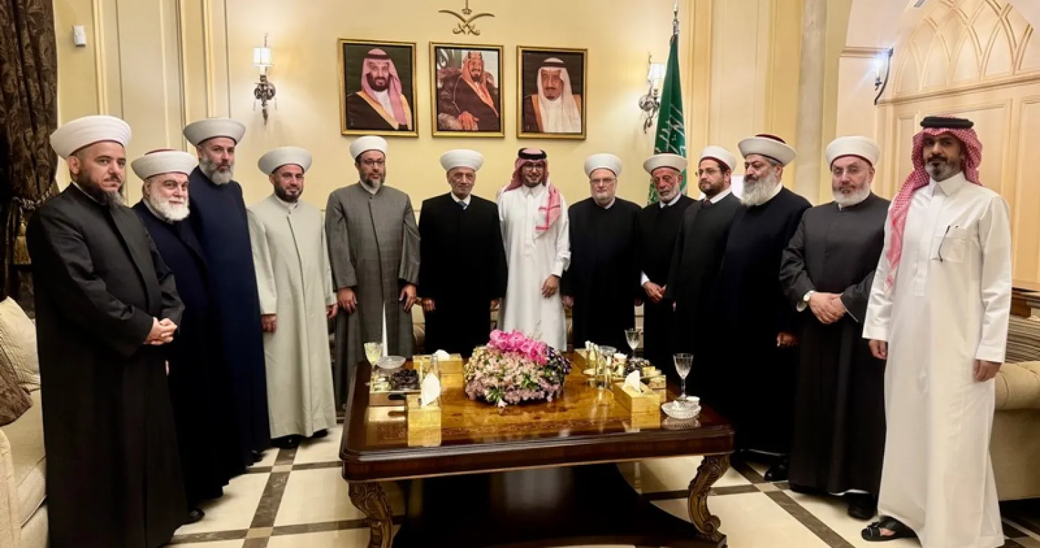 المفتي عبد اللطيف دريان والسفير وليد بخاري يتوسطان المدعوين في مأدبة العشاء التي دعا إليها الأخير (الوكالة الوطنية للإعلام)