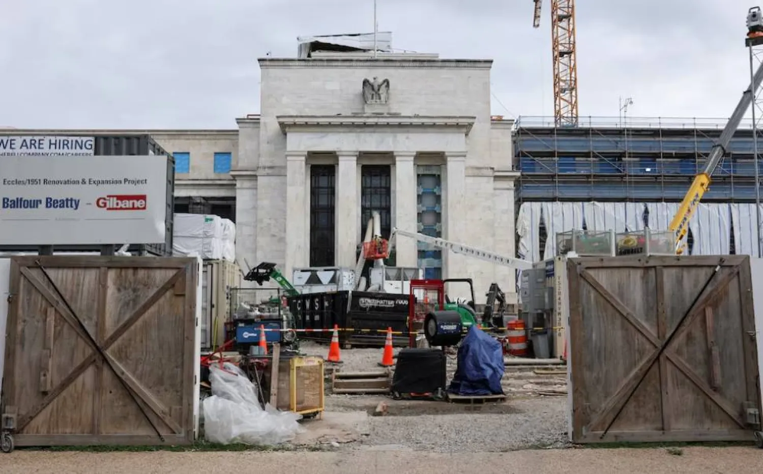 يجري تنفيذ أعمال التجديد في مبنى بنك الاحتياطي الفيدرالي بواشنطن (رويترز)