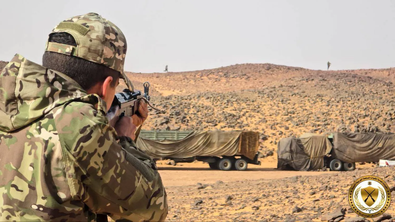 دوريات صحراوية تابعة لـ«الجيش الوطني» تتعقب مهربين جنوب ليبيا (رئاسة الأركان البرية)