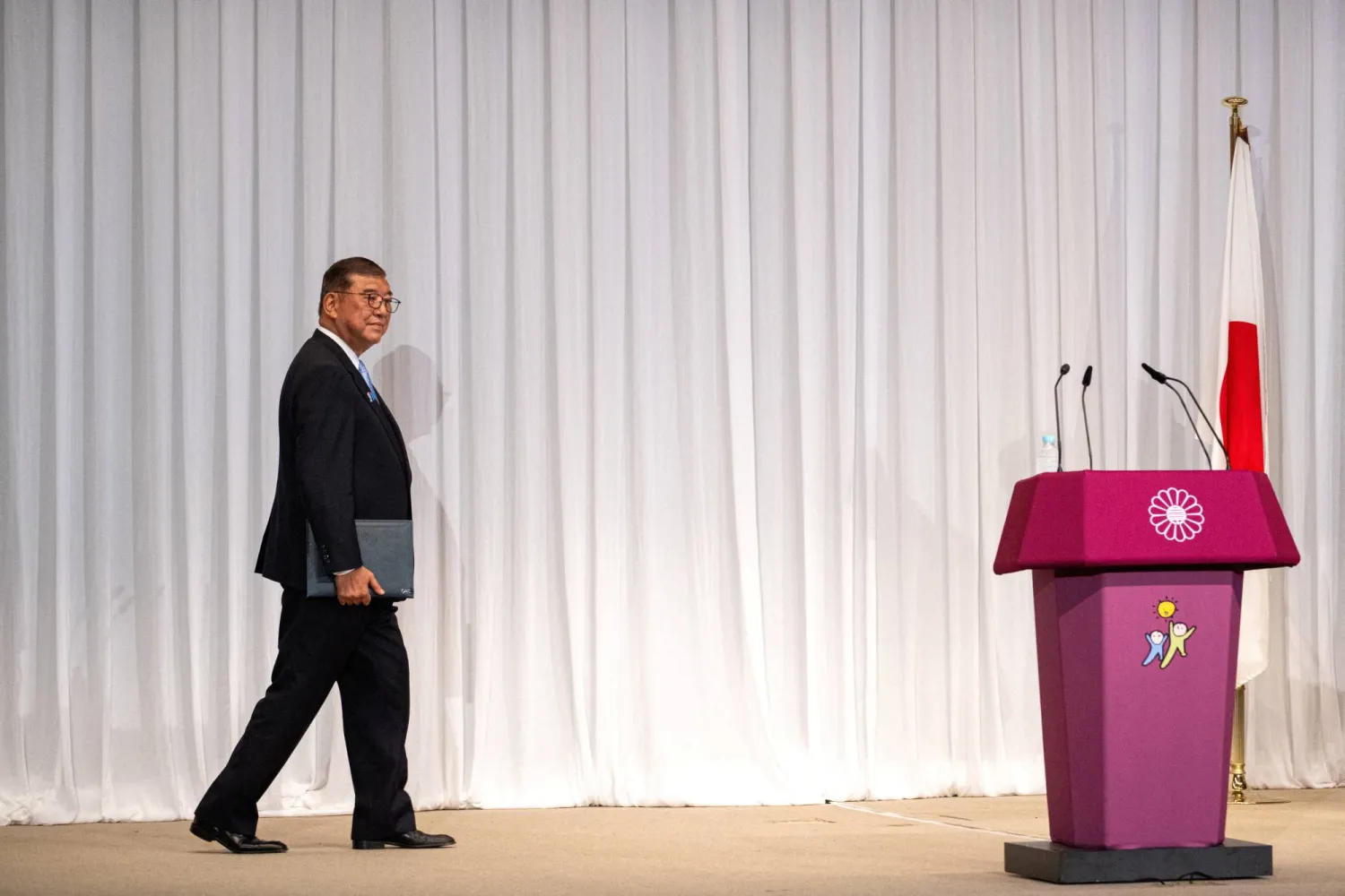 رئيس الوزراء الياباني شيغيرو إيشيبا لدى وصوله لعقد مؤتمر صحافي في طوكيو الاثنين (رويترز)