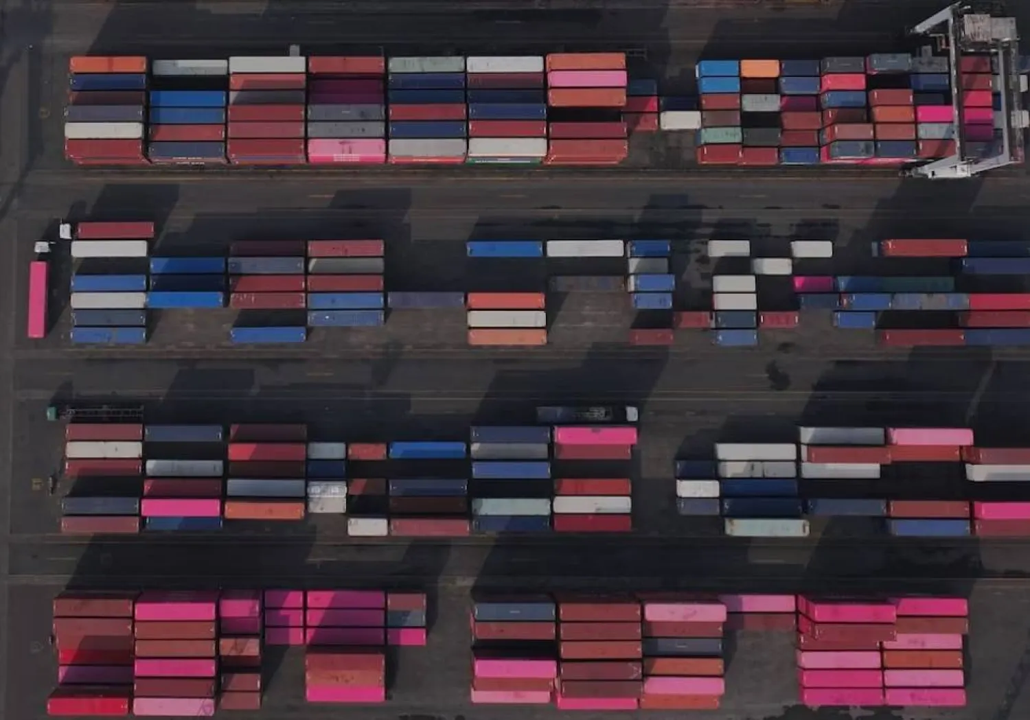 لقطة جوية تُظهر حاويات في ميناء تانجونغ بريوك بجاكرتا (رويترز)