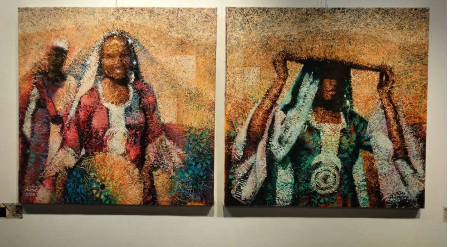 أعمال بالمعرض احتفت بالمرأة للفنان أحمد رمزي (الشرق الأوسط)