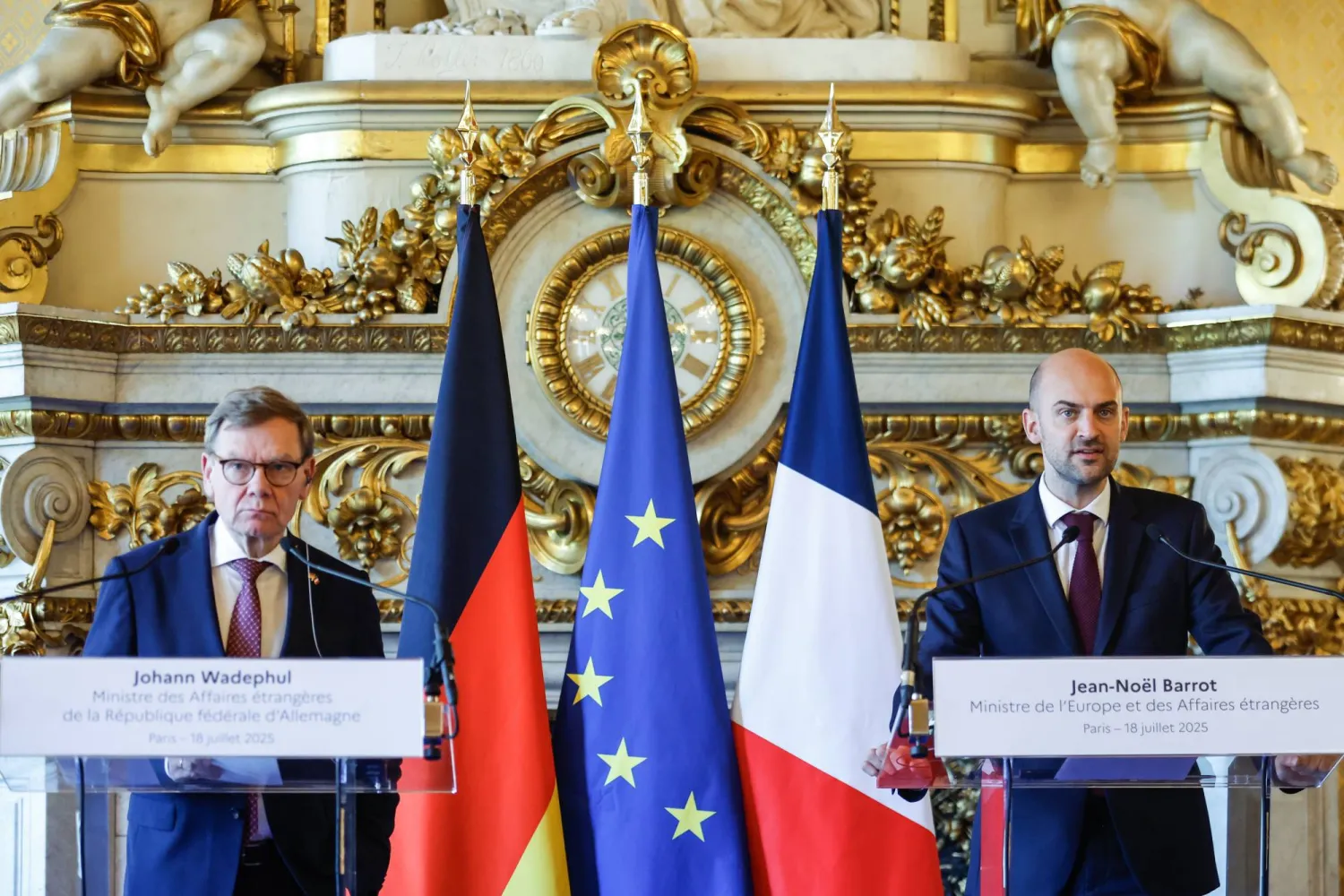 وزير الخارجية الفرنسي جان نويل بارو ونظيره الألماني يوهان فادفول في مؤتمر صحافي عقب لقائهما في باريس يوم 18 الحالي (إ.ب.أ)