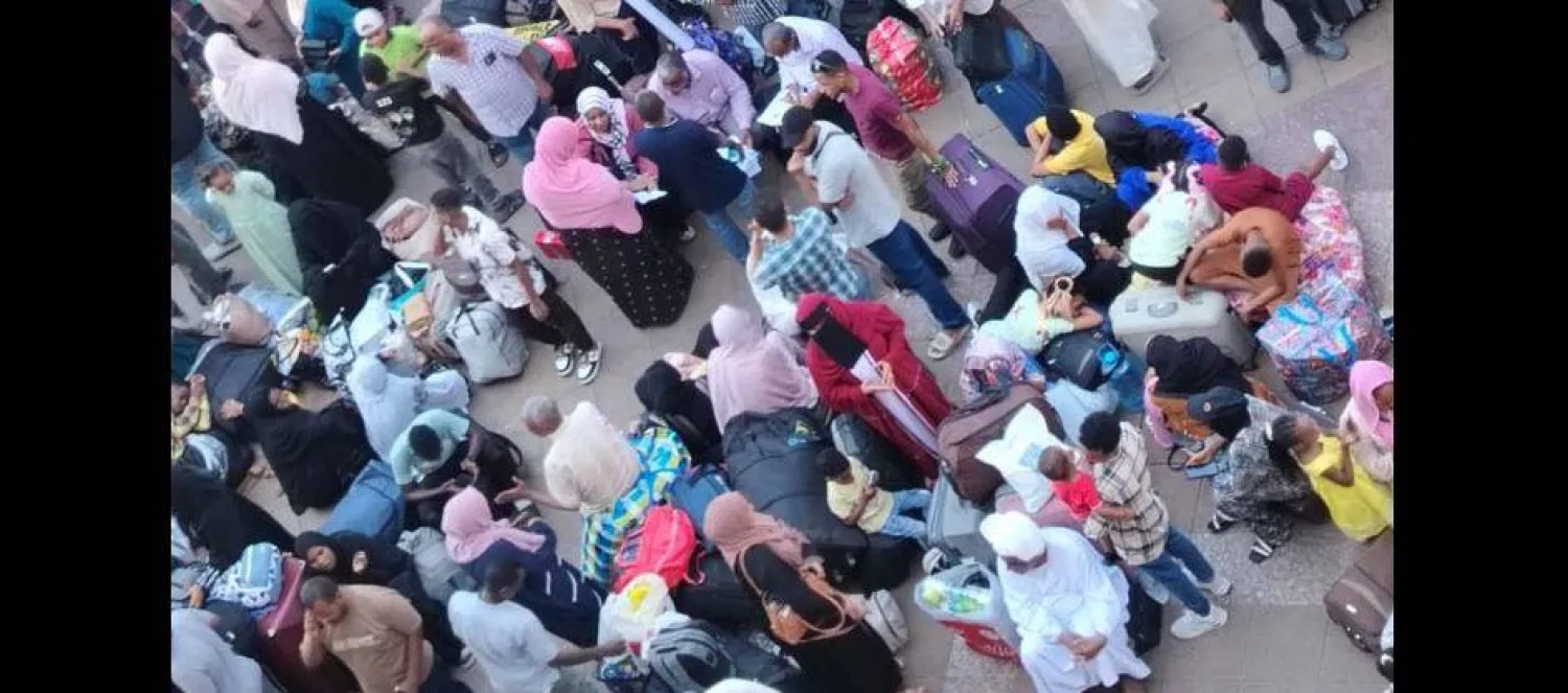 مئات السودانيين داخل «محطة مصر» استعداداً للعودة (الهيئة العامة للاستعلامات - مصر)