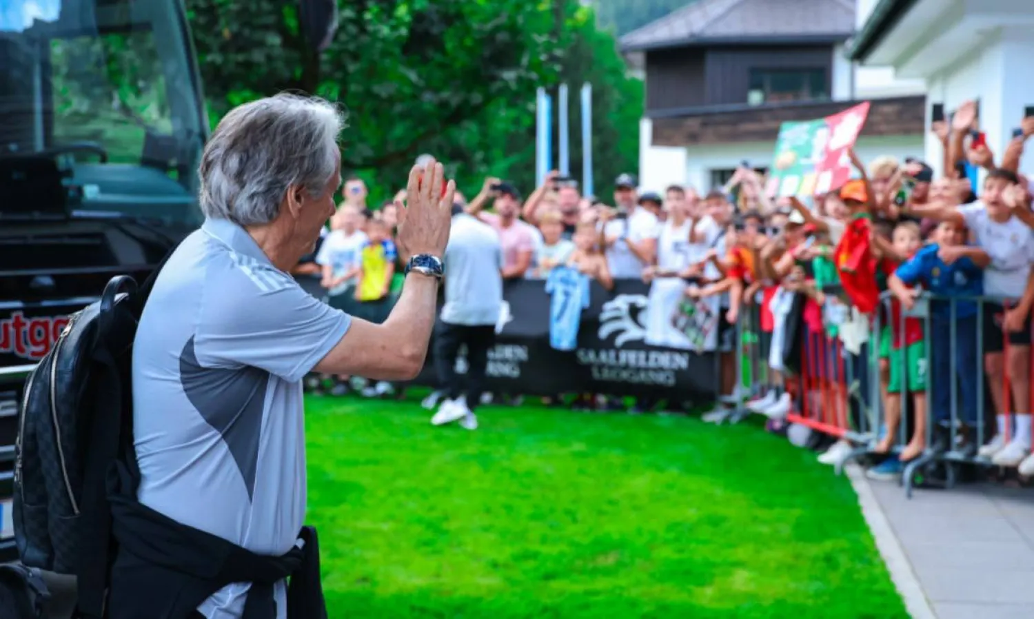 خيسوس يلوح بيديه للمشجعين الذين ينتظرون النصر (نادي النصر)