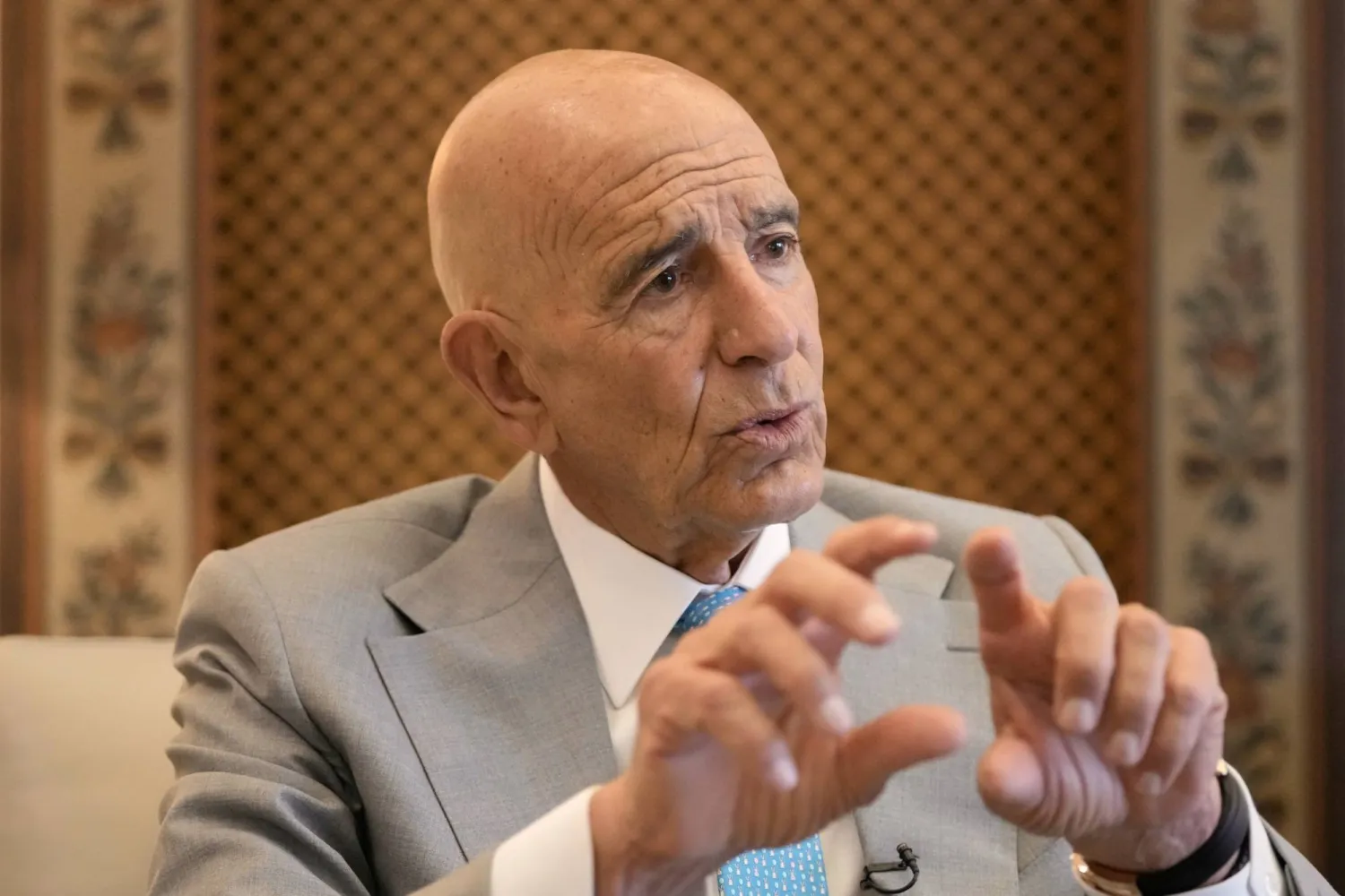 السفير الأميركي لدى تركيا والمبعوث الخاص إلى سوريا توم براك يتحدث خلال مقابلة مع وكالة «أسوشييتد برس» في مقر السفارة الأميركية ببيروت الاثنين (أ.ب)