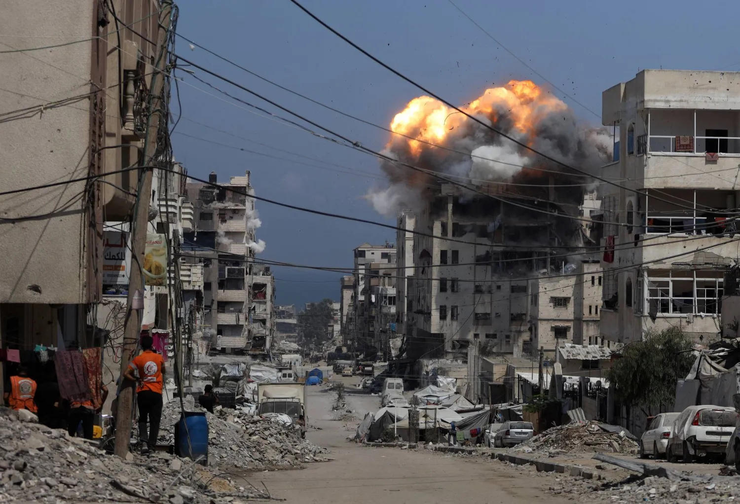 مبنى سكني يتعرض لغارة إسرائيلية في مدينة غزة (رويترز)