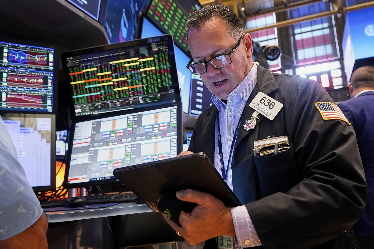 متداول يعمل في بورصة نيويورك (أ.ب)