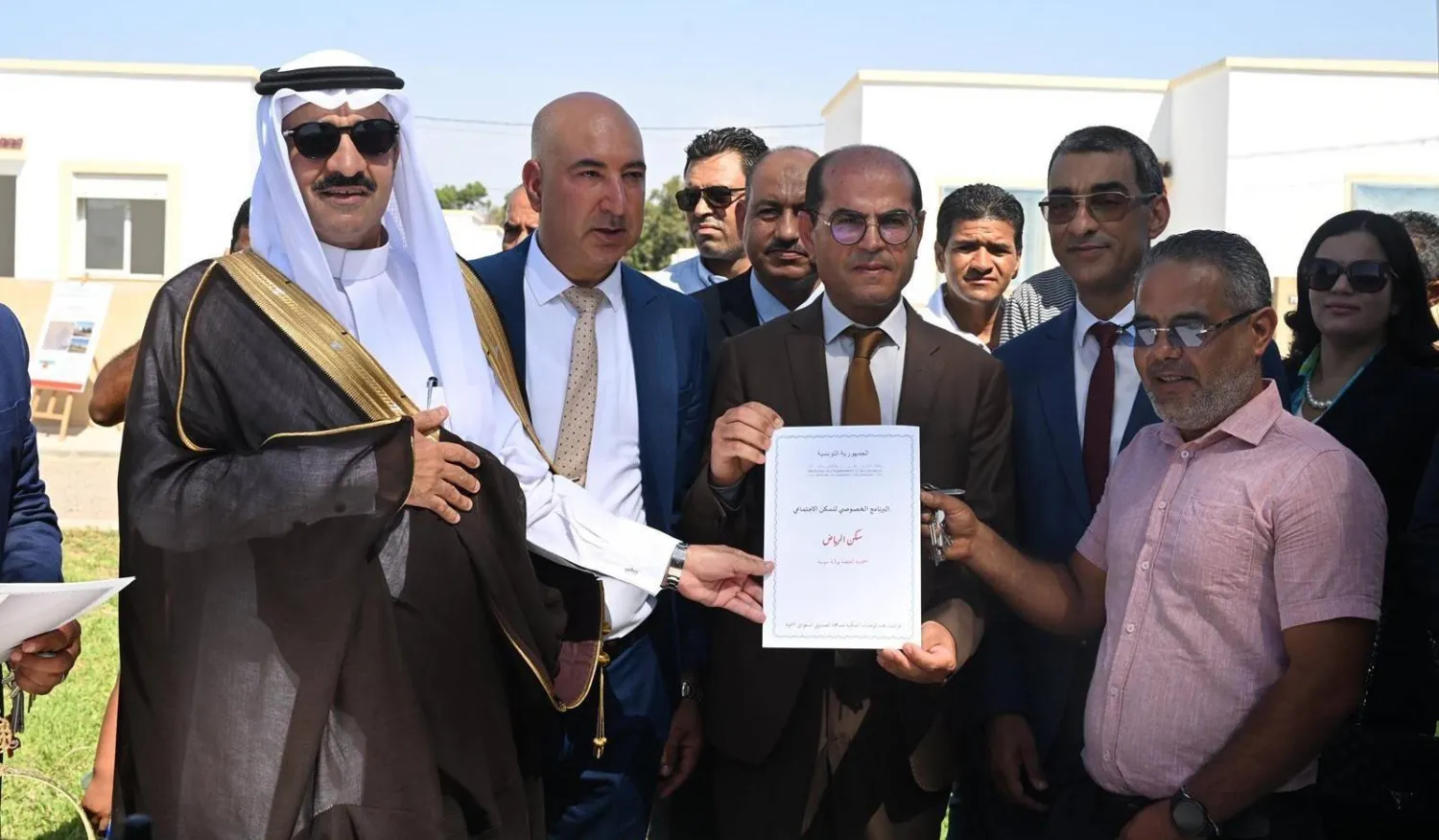 سفير السعودية لدى تونس ووزير الإسكان التونسي أشرفا على تسليم المساكن الجديدة (واس)
