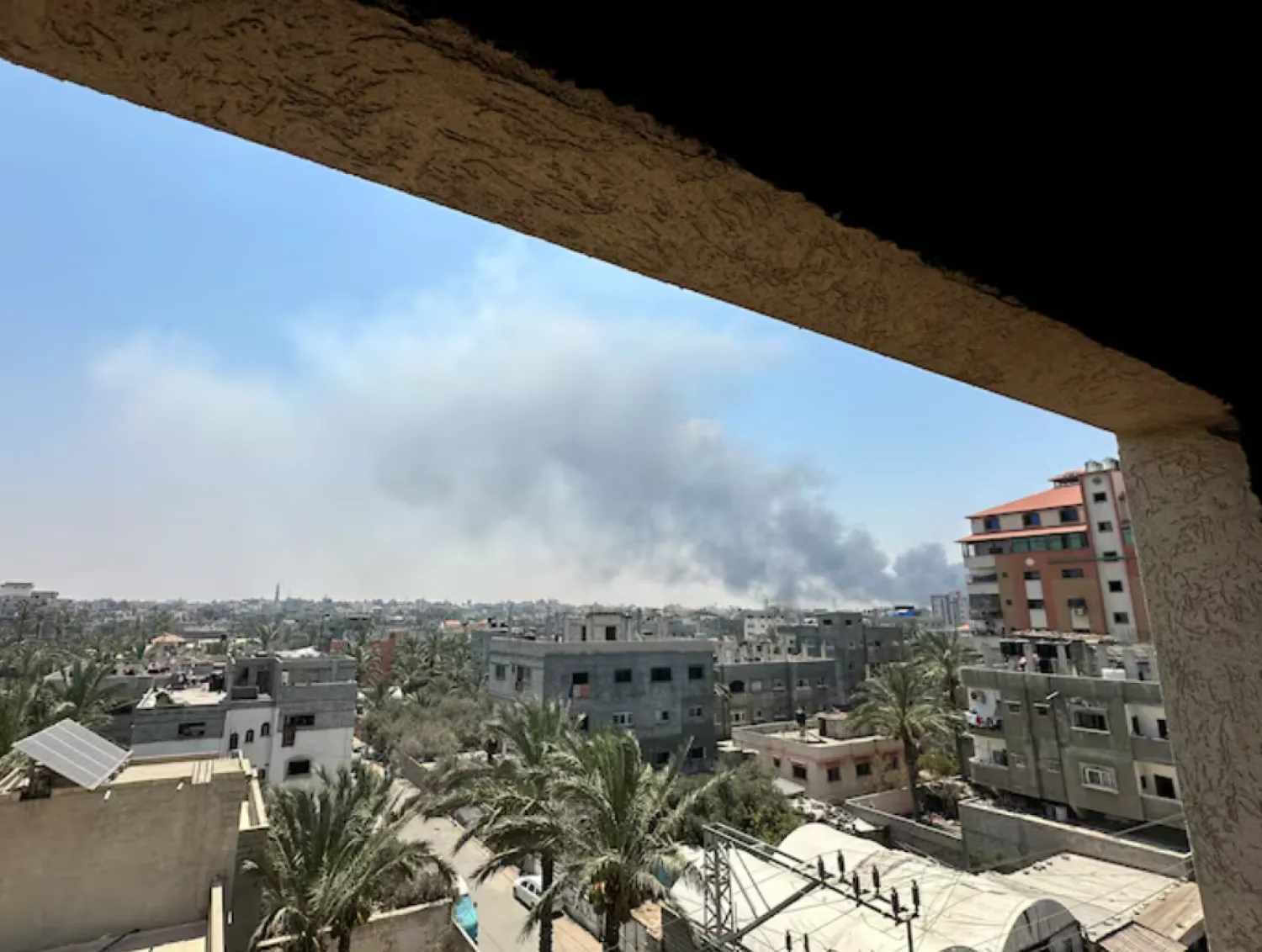 Smoke rises during Israeli strikes amid the Israeli military operation in Deir Al-Balah, in the central Gaza Strip, July 21, 2025. REUTERS/Hatem Khaled