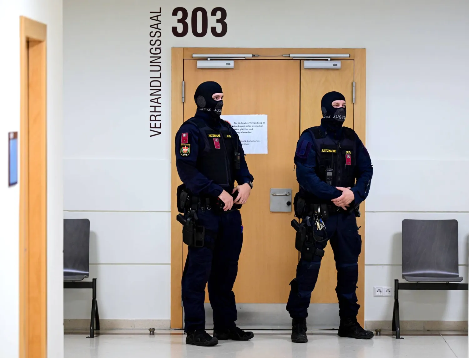 إجراءات أمنية مشددة أمام قاعة المحكمة خلال محاكمة شاب يبلغ من العمر 15 عاماً يُشتبه في دعمه لتنظيم «الدولة الإسلامية» (داعش) الإرهابي المتطرف في محكمة فيينا الجنائية الإقليمية. يُتهم الشاب بالتخطيط لهجوم على محطة قطارات ويستبانهوف في فيينا (د.ب.أ)