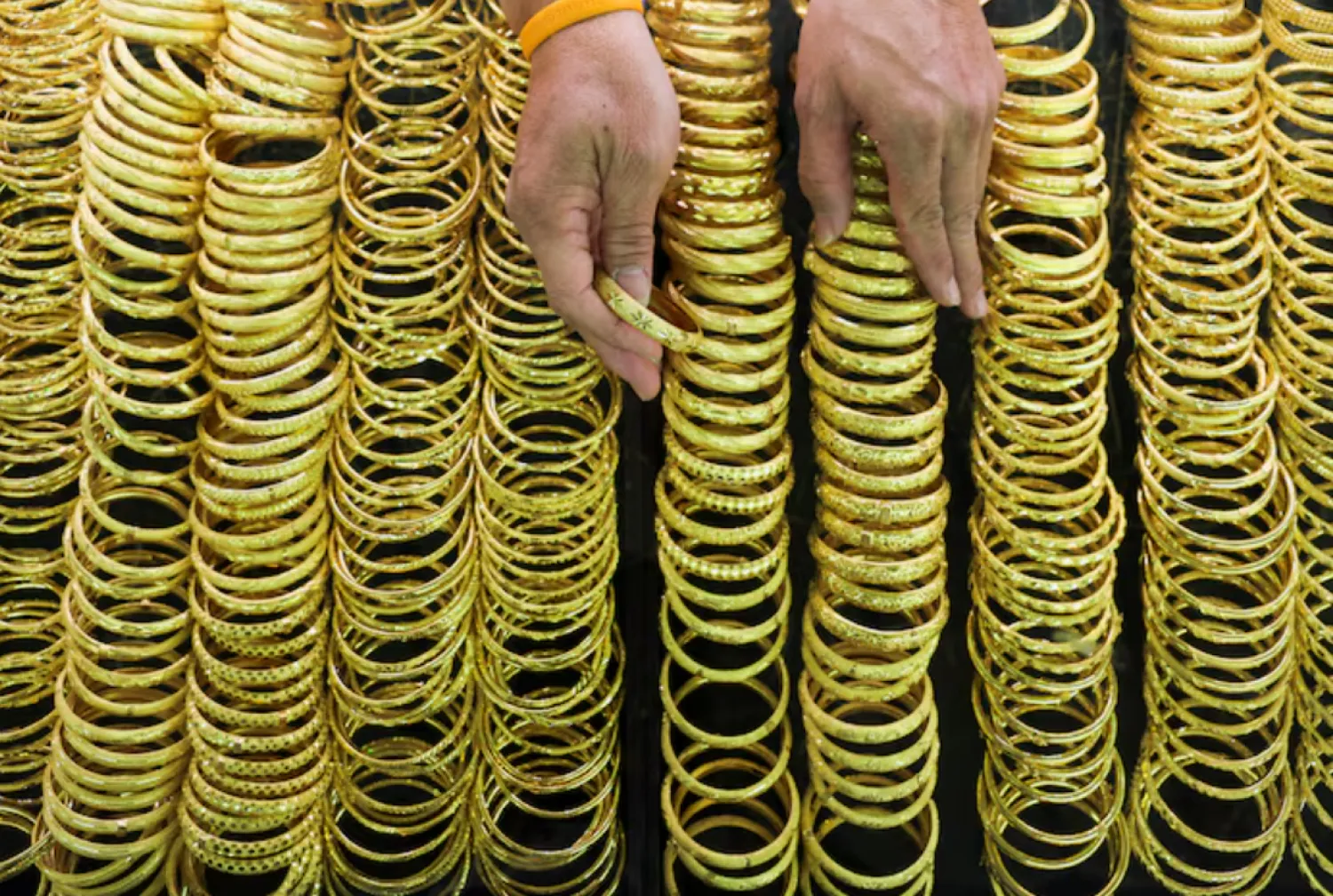 A gold seller arranges gold bracelets at a gold shop in Bangkok's Chinatown, Thailand, January 27, 2025. REUTERS/Chalinee Thirasupa/ File Photo 
