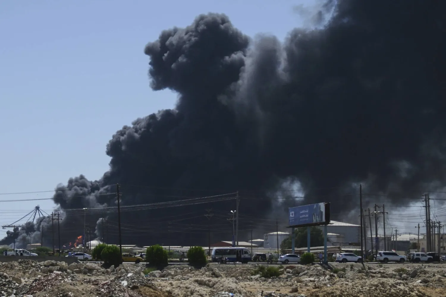 صورة أرشيفية لدخان قصف نفذته «قوات الدعم السريع» على بورتسودان في مايو الماضي (أ.ب)