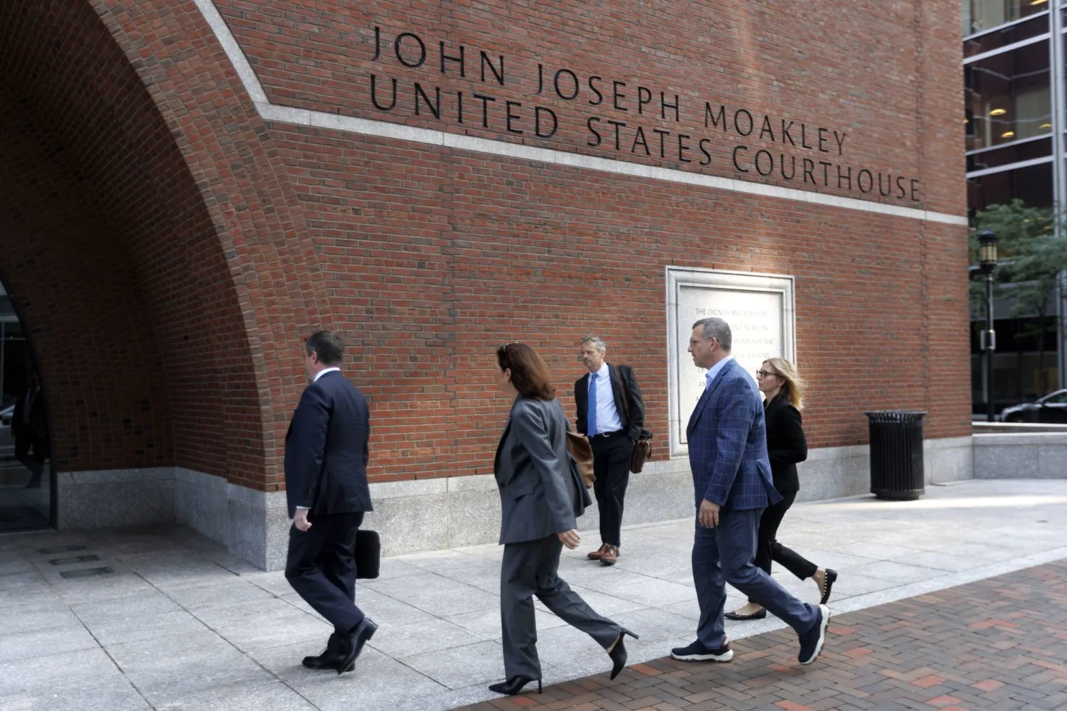 محامون لدى دخولهم المحكمة في بوسطن للمشاركة في جلسة بشأن التمويل الحكومي للأبحاث في جامعة هارفارد الاثنين (إ.ب.أ)