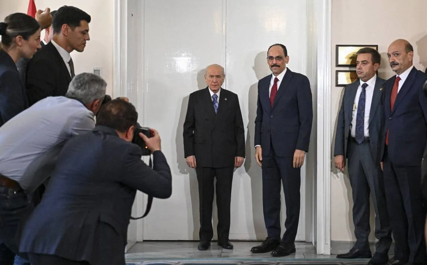 رئيس حزب الحركة القومية دولت بهشلي مستقبلاً رئيس المخابرات إبراهيم كالين بمقر المجموعة البرلمانية لحزبه في البرلمان التركي (حساب الحزب في إكس) 