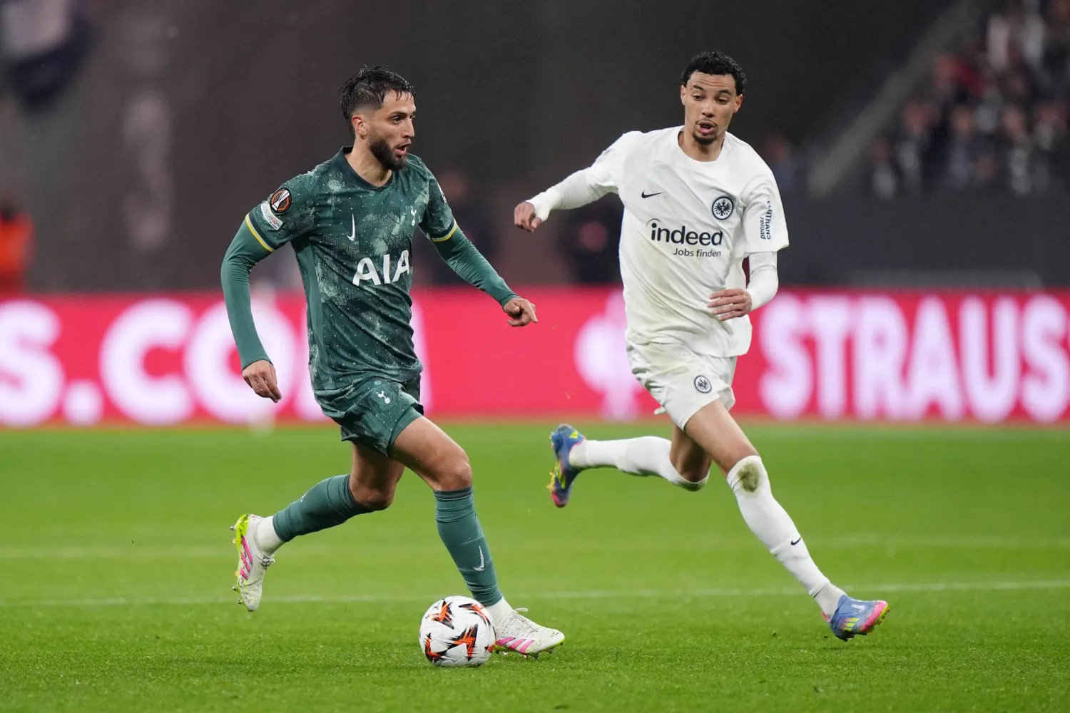 الفرنسي هوغو إيكيتيكي (يمين) اقترب من ليفربول (د.ب.أ)