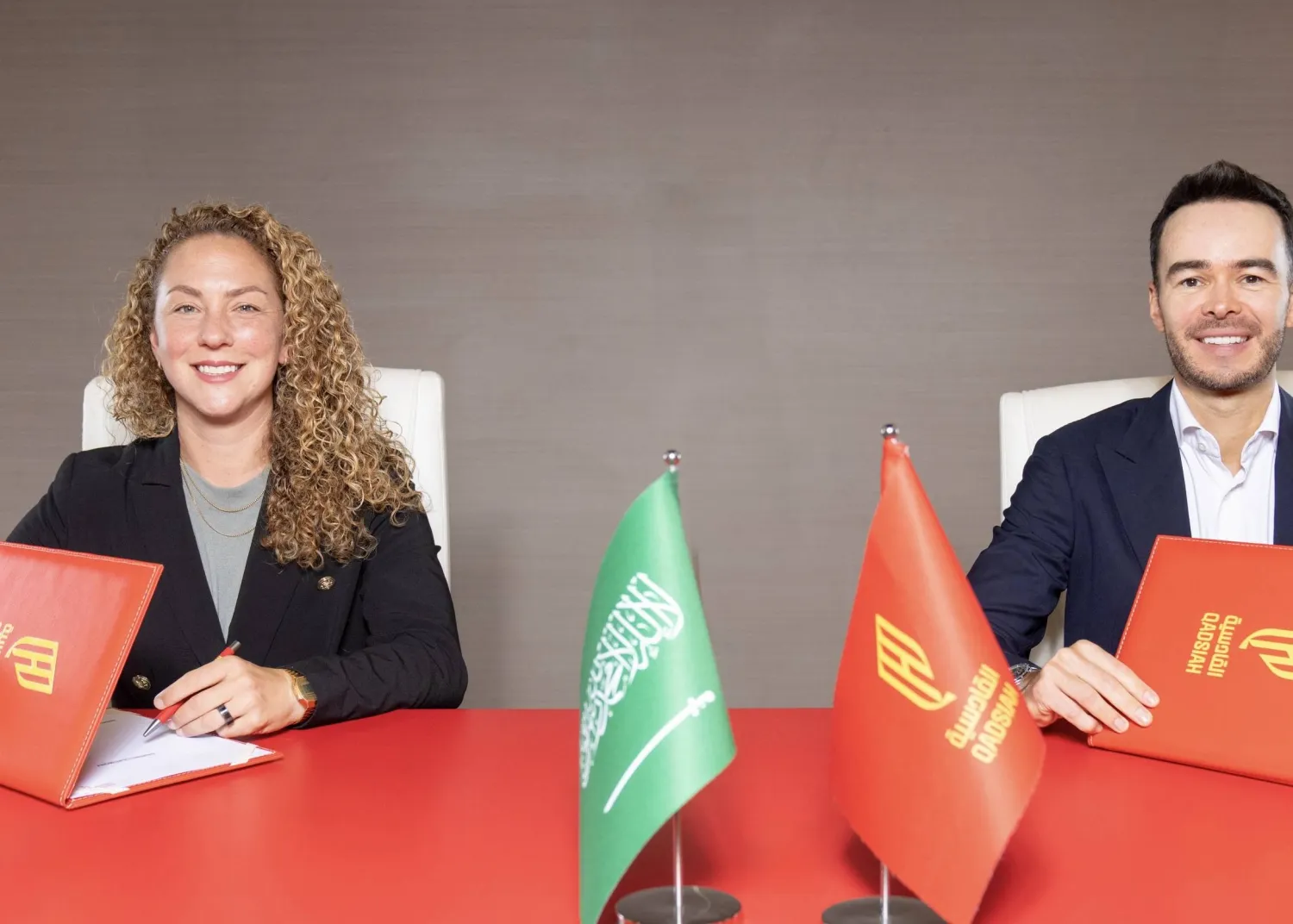 جانب من توقيع الكندية كارميلنا لنادي القادسية (نادي القادسية)