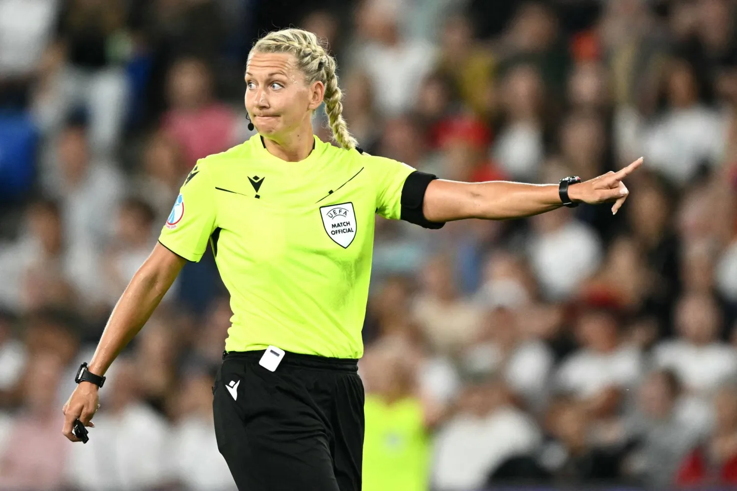 حكمات يورو السيدات تألقن في البطولة (أ.ف.ب)