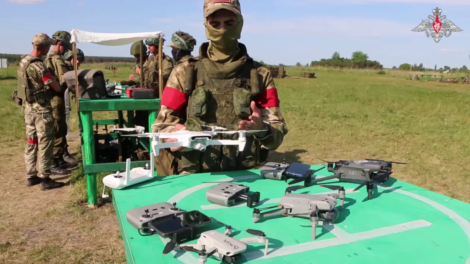 جندي روسي يستعرض بعض المسيرات الصغيرة المستخدمة في الحرب (وزارة الدفاع الروسية)