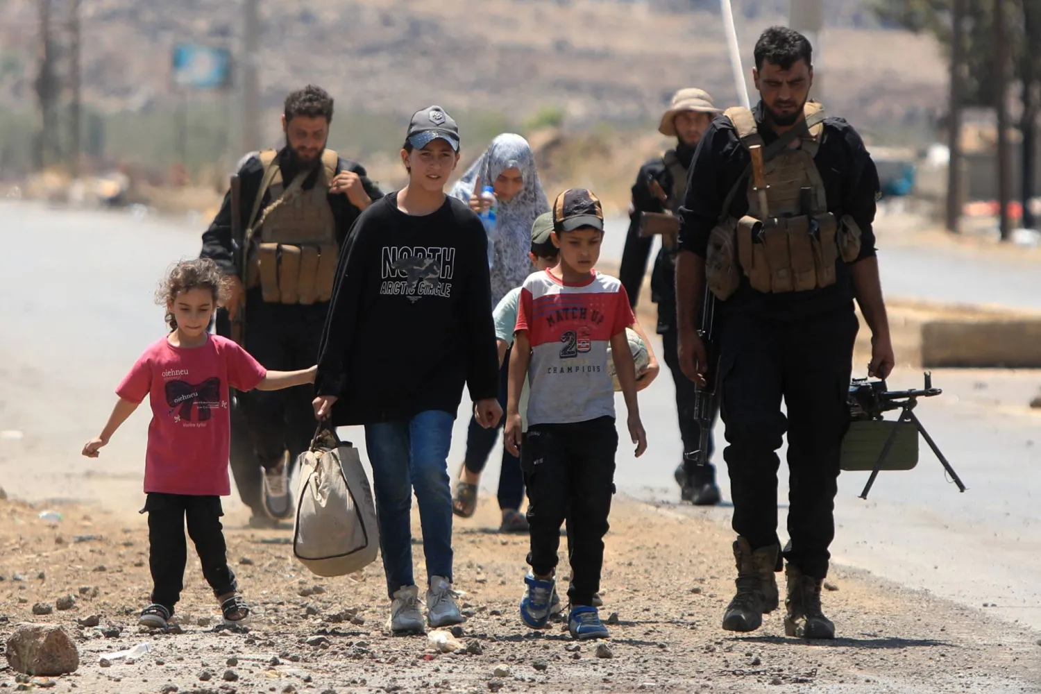 تضمن اتفاق وقف إطلاق النار فتح معابر إنسانية بين محافظتي درعا والسويداء... لتأمين خروج المدنيين والجرحى والمصابين (أ.ف.ب)