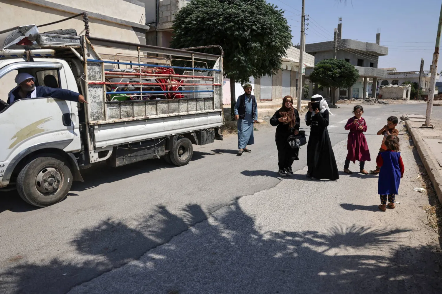 سيارات خاصة تُجلي عائلات من البدو بينهم نساء وأطفال خرجت باتجاه مراكز إيواء في محافظتي درعا المجاورة ودمشق بالتنسيق مع الهلال الأحمر العربي السوري (رويترز)