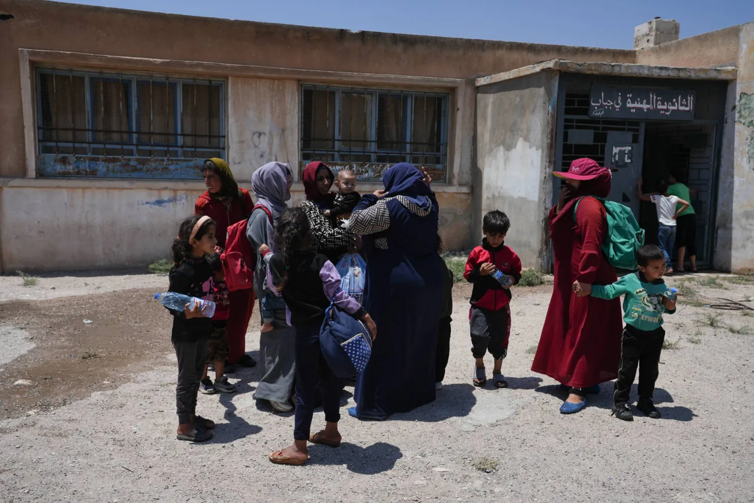 دفعت المواجهات أكثر من 128 ألف شخص إلى النزوح من منازلهم (د.ب.أ)