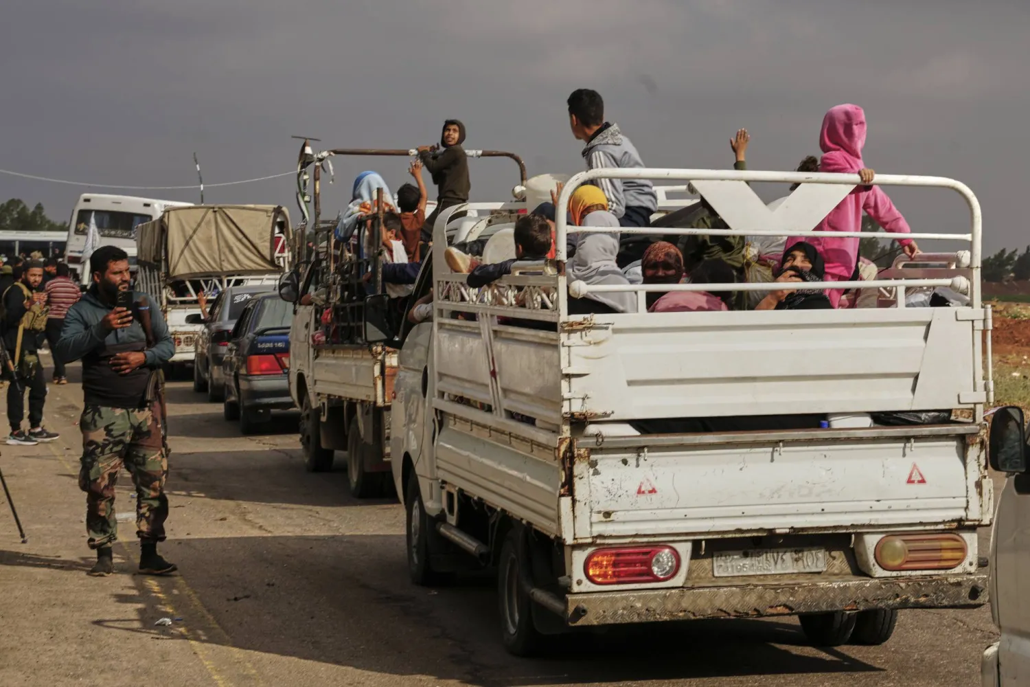 سيارات خاصة تُجلي العائلات من البدو (أ.ف.ب)