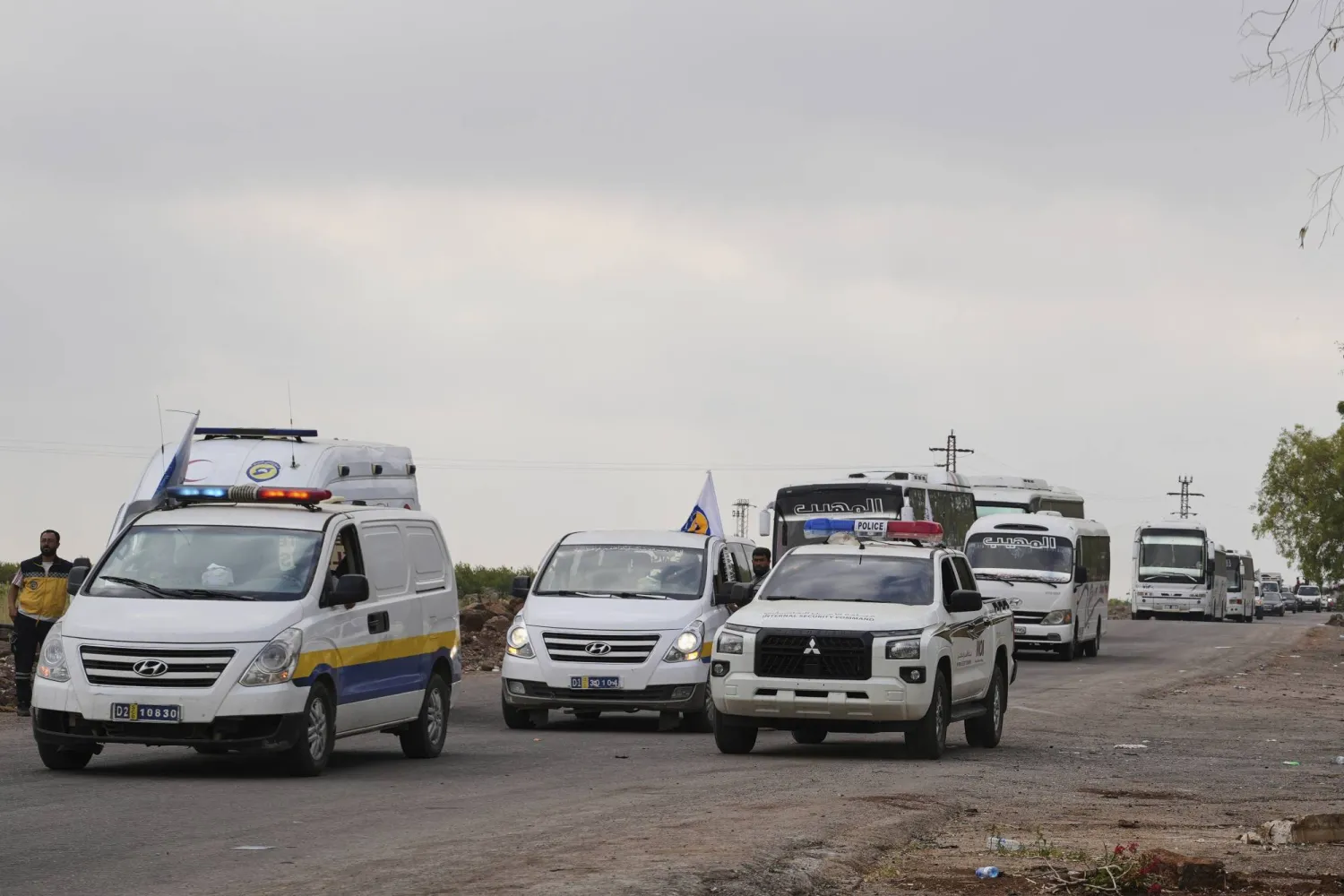 سيارات خاصة تُجلي العائلات من البدو (أ.ف.ب)