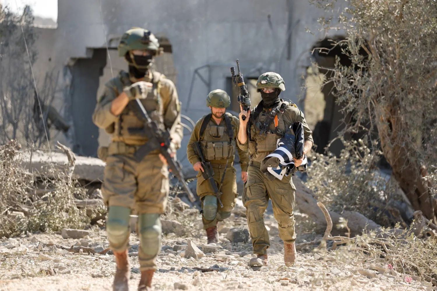 أفراد من الجيش الإسرائيلي بعد تفجير منازل في قباطية قرب جنين بالضفة الغربية في 17 يوليو 2025 (رويترز)