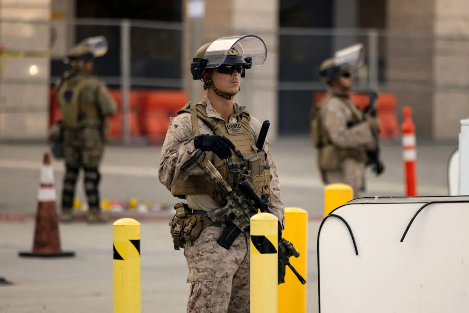 أفراد من مشاة البحرية الأميركية في لوس أنجليس (أ.ف.ب)