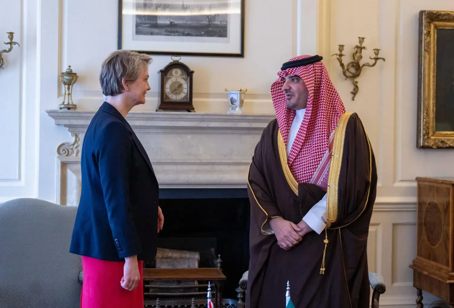 Prens Abdulaziz bin Suud bin Nayif, dün Londra'da Bakan Yvette Cobb ile bir araya geldi (Suudi İçişleri Bakanlığı)