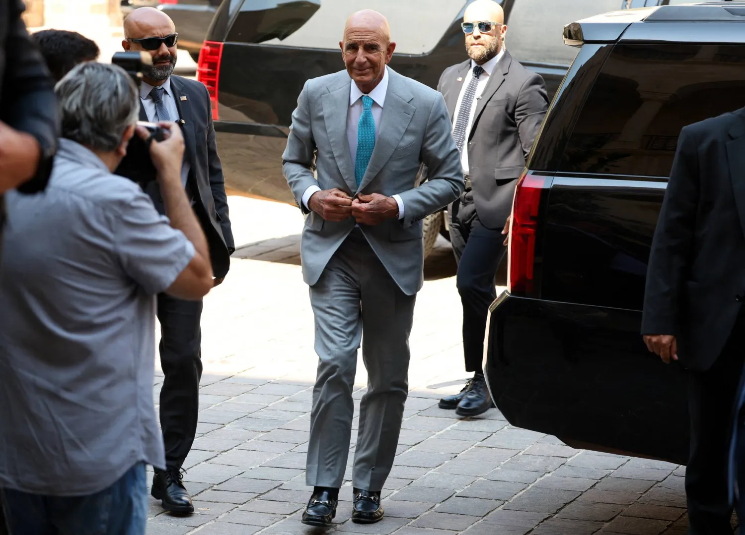 المبعوث الأميركي توم برّاك في طريقه للقاء رئيس الحكومة نواف سلام (رويترز)