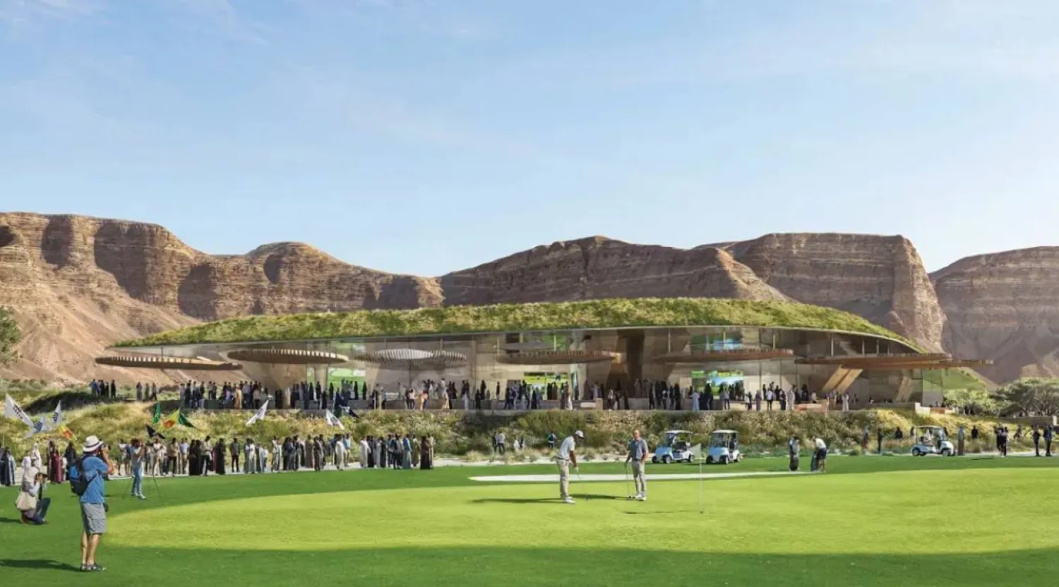 سيُقام الملعب الجديد في موقع طبيعي خلاب، بمحاذاة منحدرات جبال طويق الشاهقة (القدية)