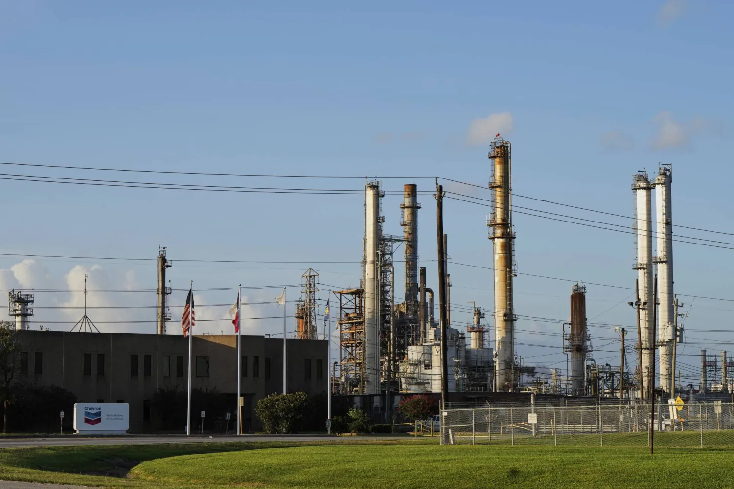 مبنى شركة «شيفرون باسادينا» في تكساس (أ.ب)