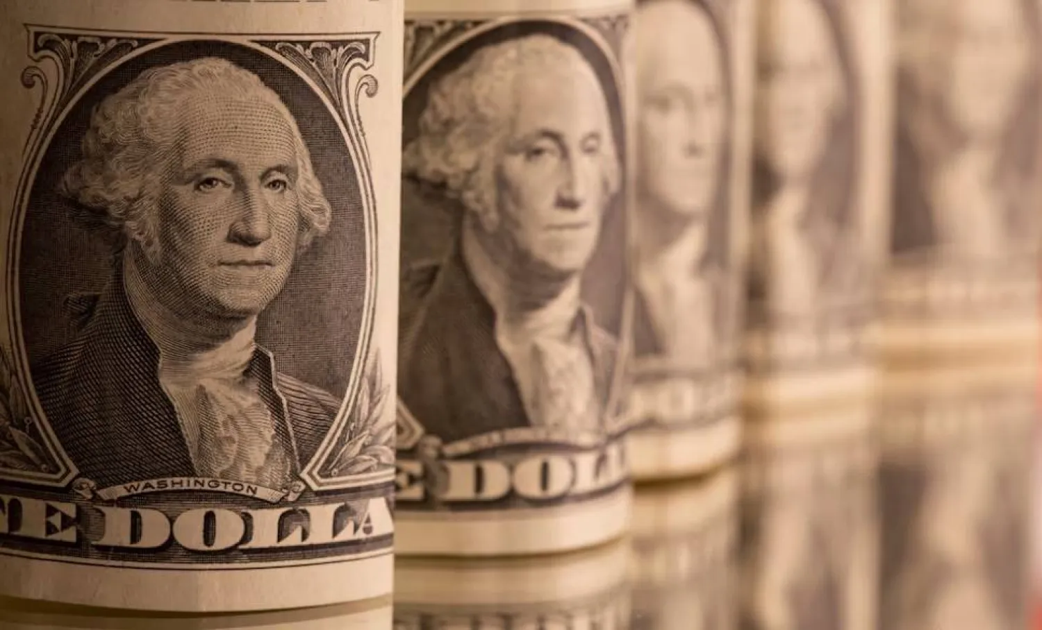 أوراق نقدية من فئة الدولار الأميركي (رويترز)