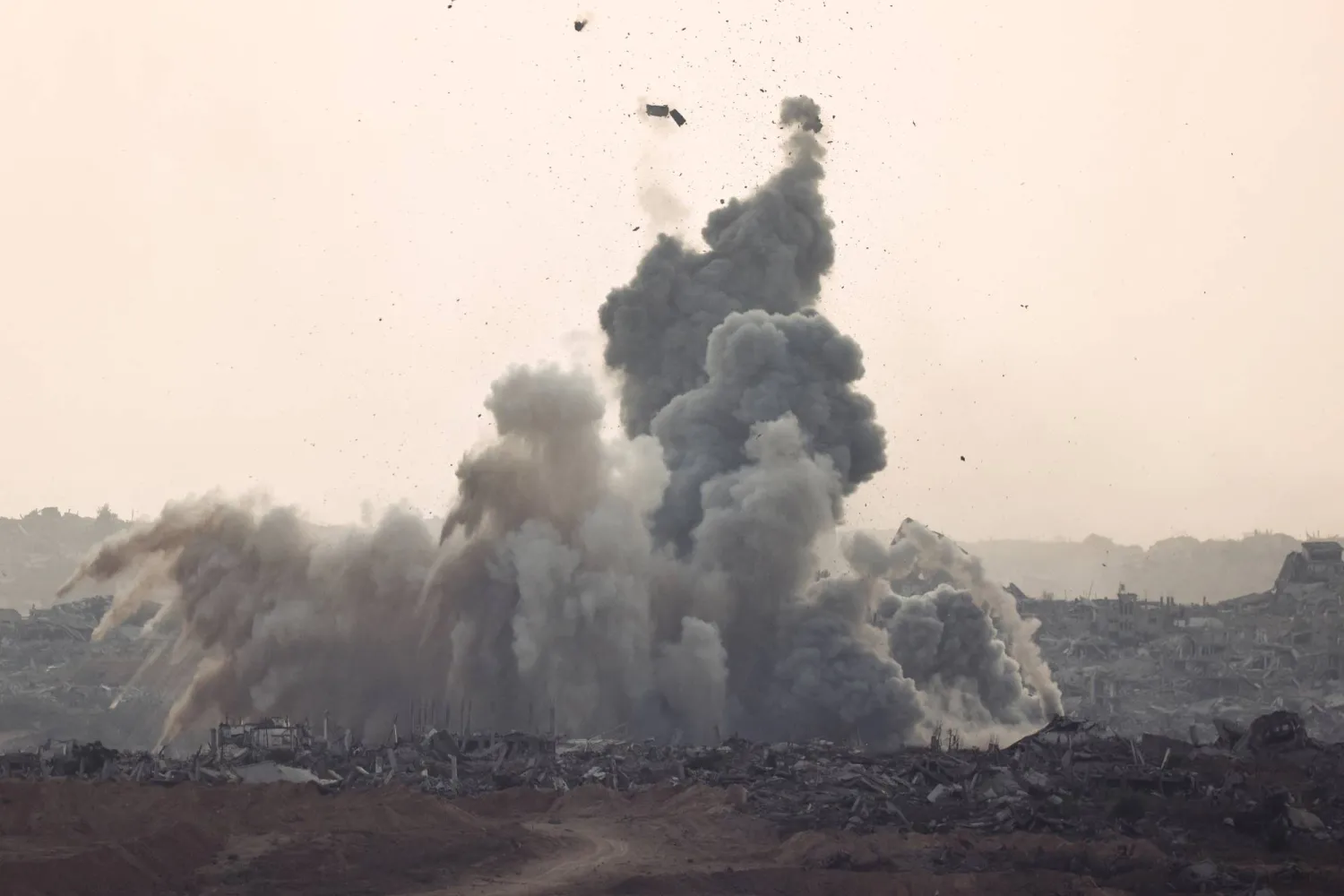 تصاعد الدخان جراء الغارات الإسرائيلية على قطاع غزة (رويترز)