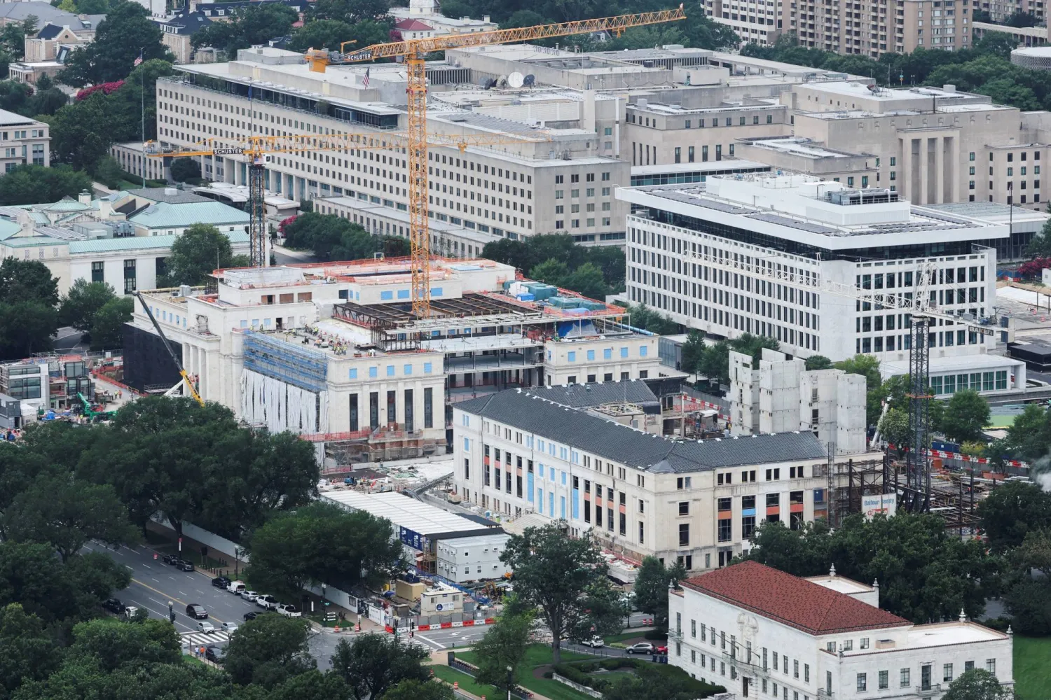 صورة جوية تُظهر استمرار أعمال البناء في مبنى «الاحتياطي الفيدرالي» بواشنطن العاصمة (رويترز)