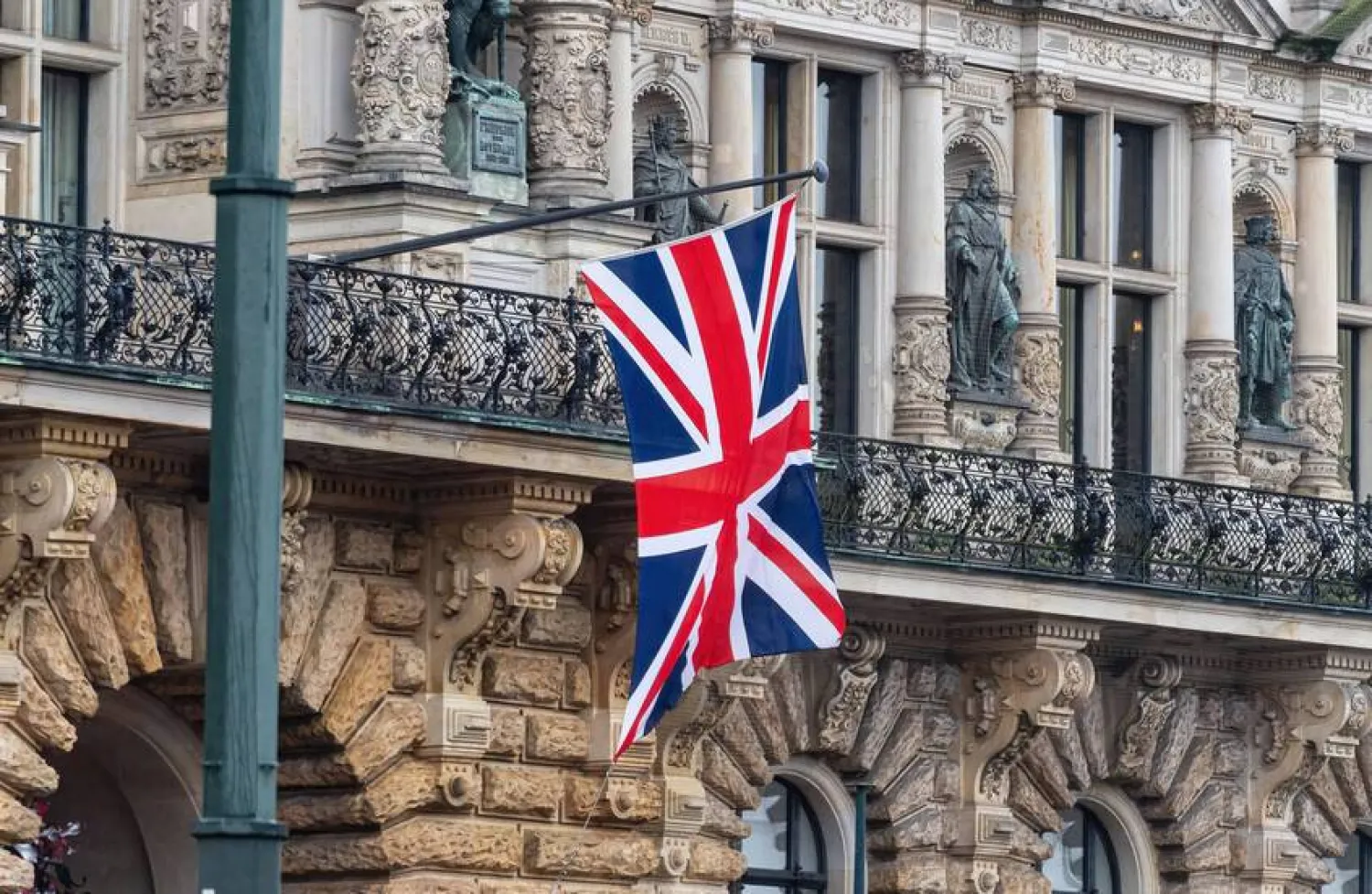 صرح وزير الخارجية البريطاني ديفيد لامي بأن هذه الإجراءات تمثل «أول نظام عقوبات في العالم يستهدف العصابات المتورطة في تهريب البشر ودفع الهجرة غير النظامية (أ.ب)
