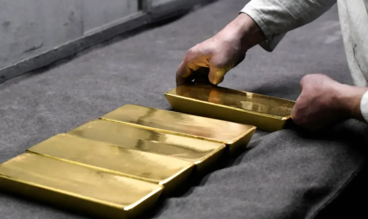 FILE PHOTO: An employee places ingots of 99.99 percent pure gold in a workroom at the Novosibirsk precious metals refining and manufacturing plant in the Siberian city of Novosibirsk, Russia, September 15, 2023. REUTERS/Alexander Manzyuk/File Photo