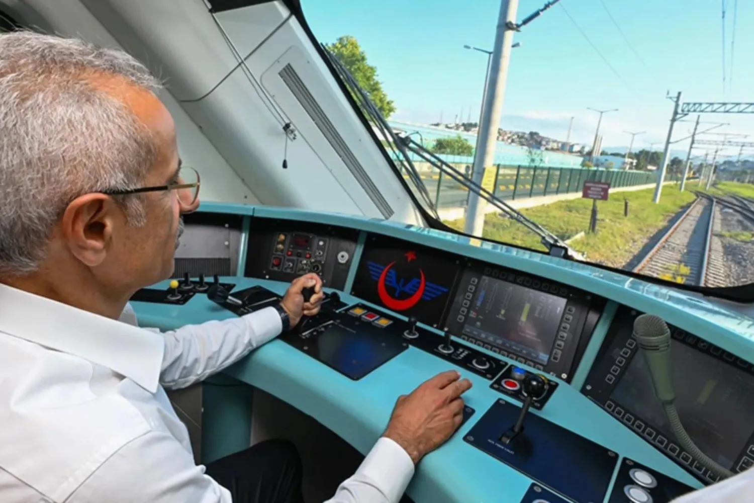 سائق قطار يمر بإحدى المحطات في تركيا (إكس)