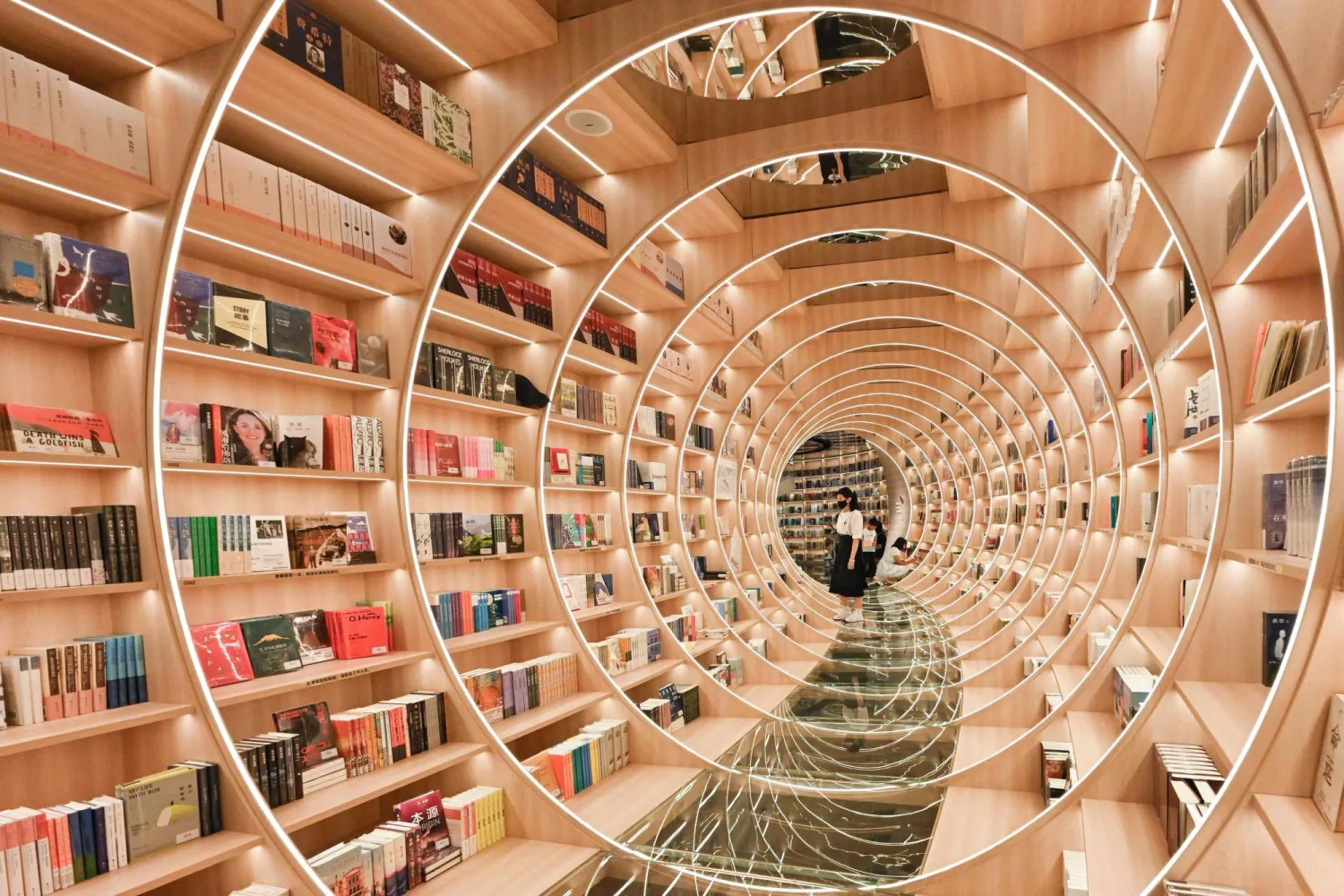 صينيون في معرض للكتب بمدينة شينزين جنوب البلاد (أ.ف.ب)