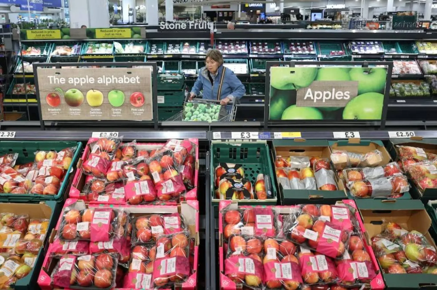 تفاح وفواكه طازجة معروضة للبيع في سوبرماركت «تيسكو إكسترا» بتشيزنت (رويترز)