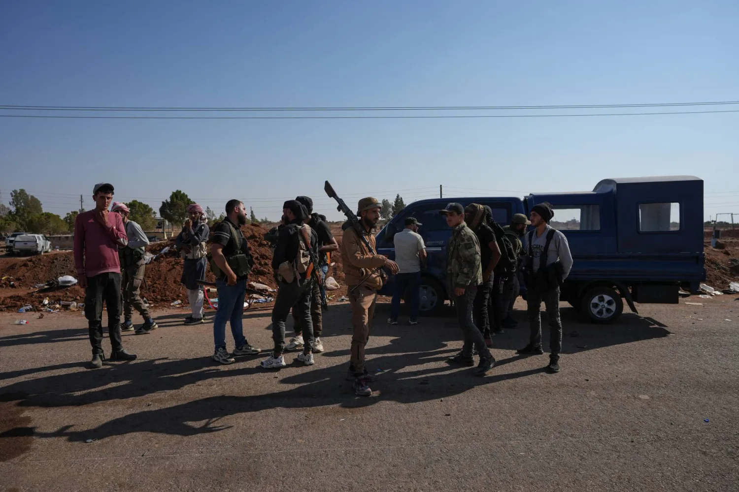 أرفاد من قوات الأمن السورية بالقرب من السواتر الترابية التي أقامتها أمس في ريف درعا لمنع القوات العشائرية من التقدم باتجاه القرى الدرزية في محافظة السويداء بعد اتفاق بين الحكومة السورية والقوات الدرزية (د.ب.أ)