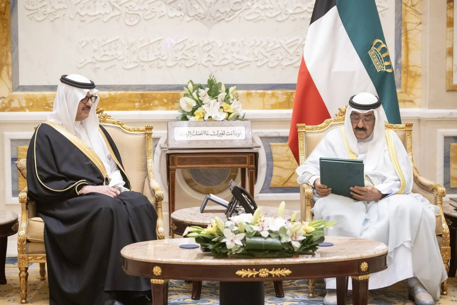 أمير الكويت الشيخ مشعل الأحمد الصباح خلال تلقيه رسالة خطية من الأمير محمد بن سلمان ولي العهد السعودي سلمها سفير خادم الحرمين الشريفين الأمير سلطان بن سعد بن خالد آل سعود (كونا)